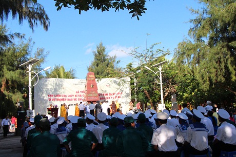 Kiều bào thăm quân dân huyện đảo Trường Sa