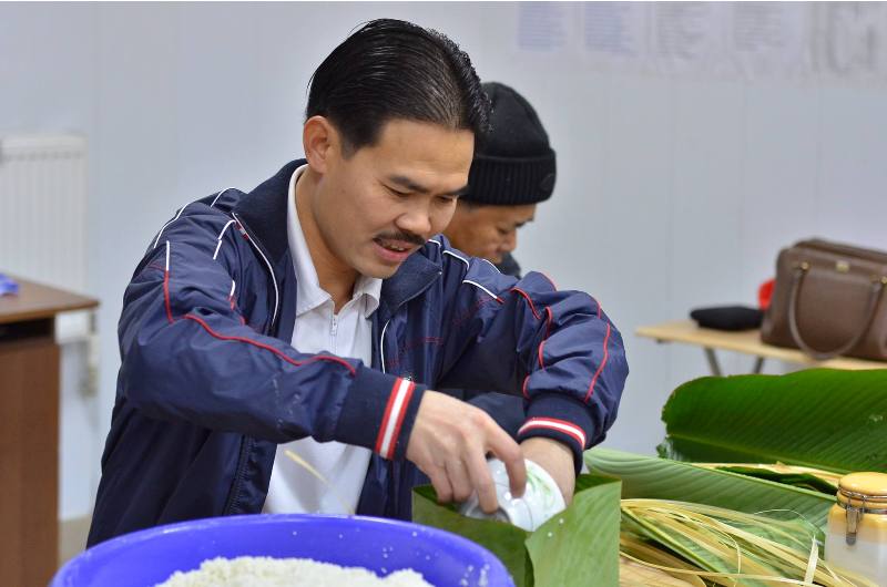 Rộn ràng không khí gói bánh chưng Tết