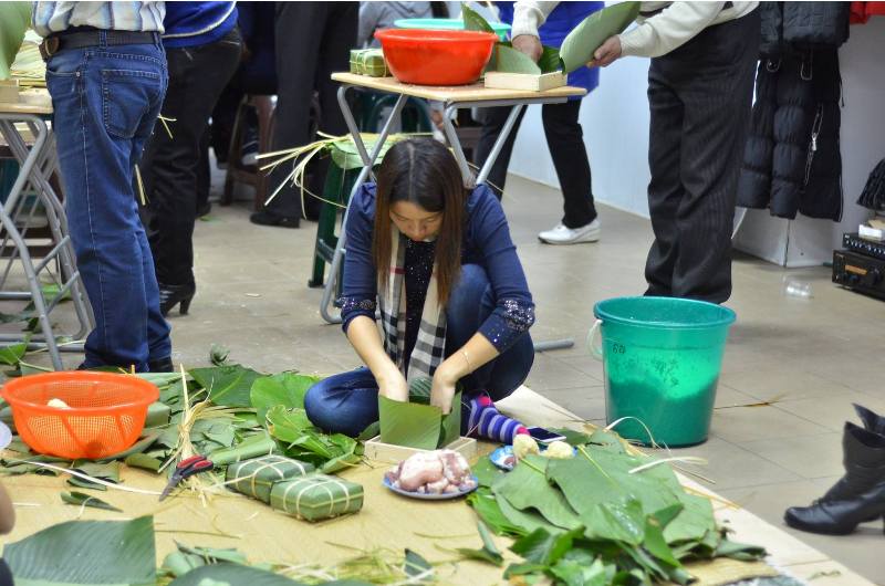 Rộn ràng không khí gói bánh chưng Tết