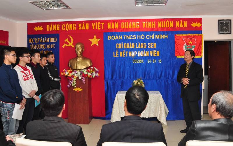 Chi đoàn Làng Sen tổ chức Lễ kết nạp đoàn viên mới