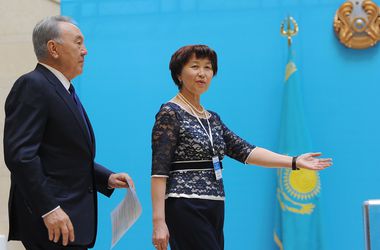 Tổng thống Kazastan Nazarbaev viết lại Hiến pháp