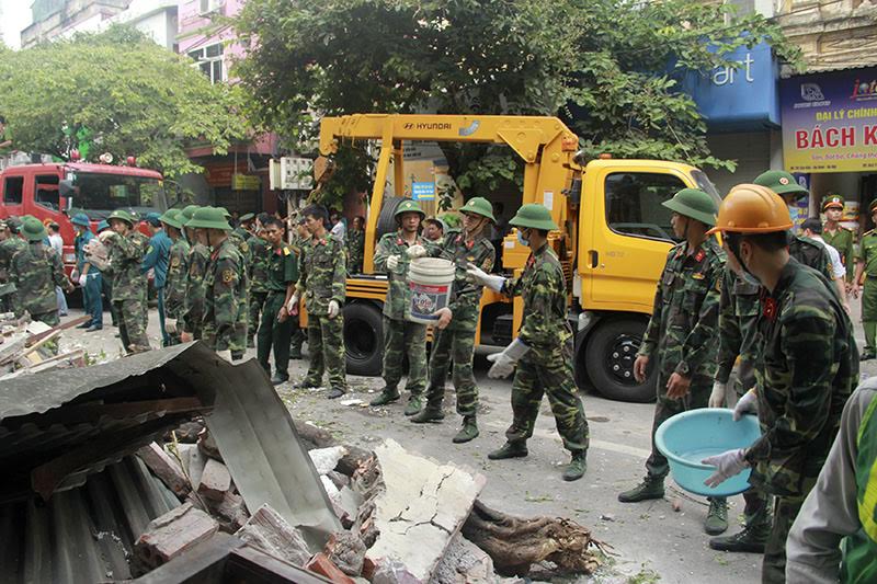 Sập nhà 4 tầng: Máy xúc đào móng làm nhiều nhà rung lắc