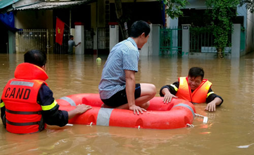 Trung tâm Yên Bái thành sông, đường sắt lên Lào Cai tê liệt