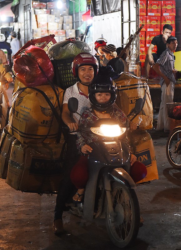 Tiểu thương bất ngờ gặp Thủ tướng tại chợ Long Biên lúc mờ sáng