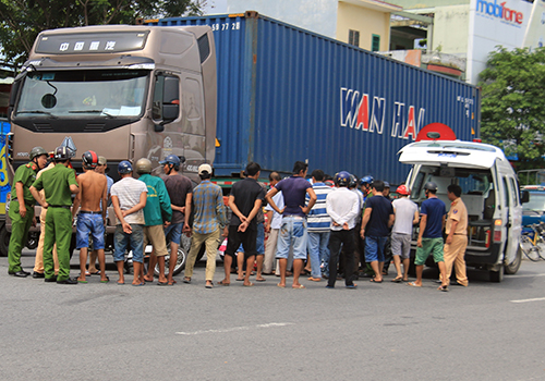 Cụ bà 80 tuổi ngã vào gầm container