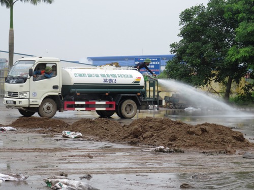 Người dân chặn cửa khu công nghiệp, quốc lộ 5 tê liệt nhiều giờ