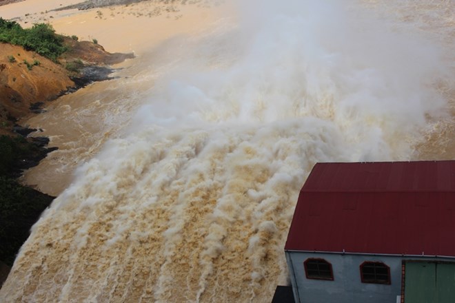 Ngày 16/10: Những hình ảnh cuồn cuộn nước khi thủy điện Hố Hô xả lũ lưu lượng 824m3/s