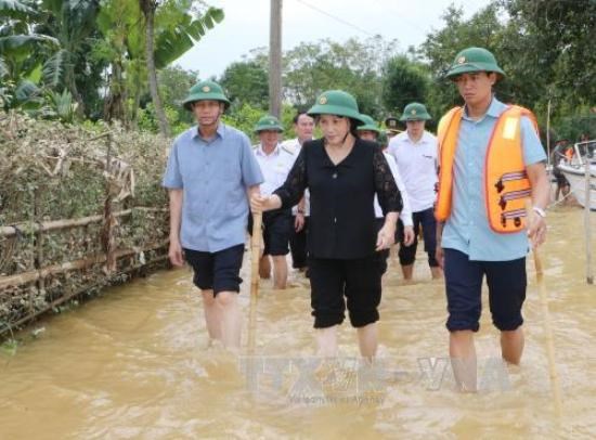 Chủ tịch Quốc hội thăm, động viên nhân dân vùng lũ