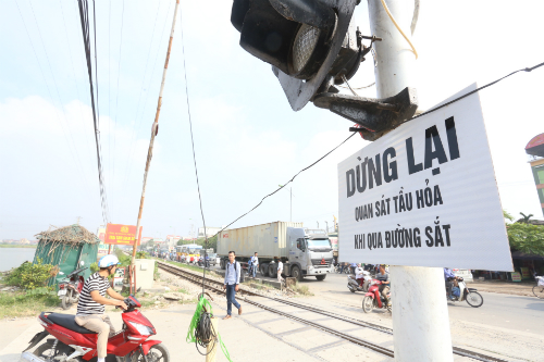 Ôtô bị vò nát sau va chạm tàu hỏa, 5 người chết