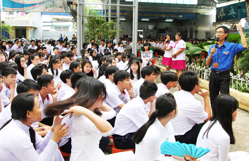 Học sinh Sài Gòn bất ngờ với những trò đùa có thể bị xử tội