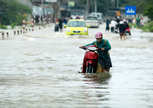 Ba ngư dân Phú Yên vật lộn trong sóng dữ gần 10 giờ