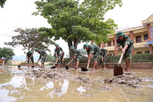 Truy tặng bằng khen người vượt lũ đưa sản phụ đi sinh