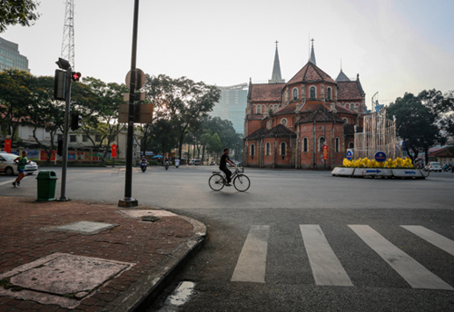 Sài Gòn khác lạ ngày đầu năm