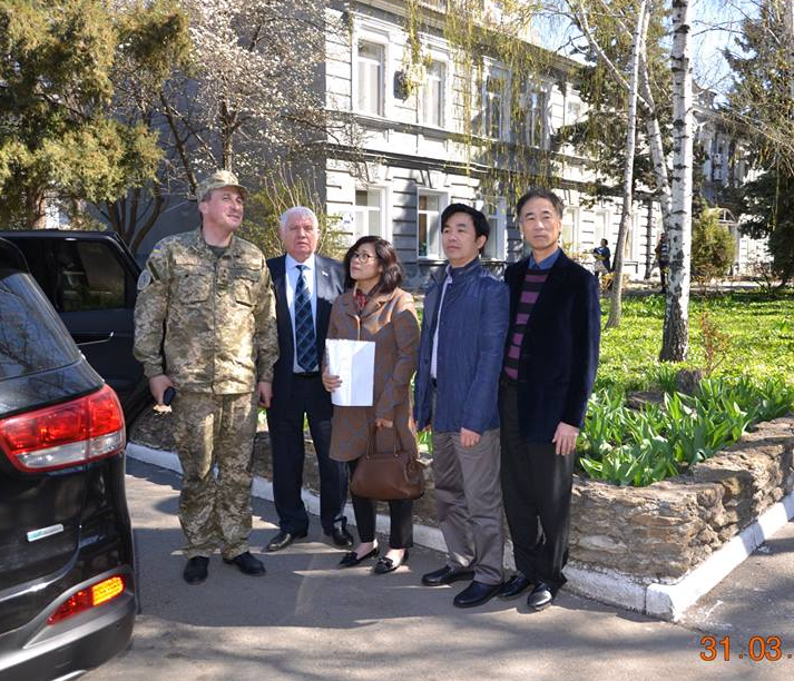 Tặng quà các binh sĩ Ucraina bị thương trong khi làm nhiệm vụ tại Donbass