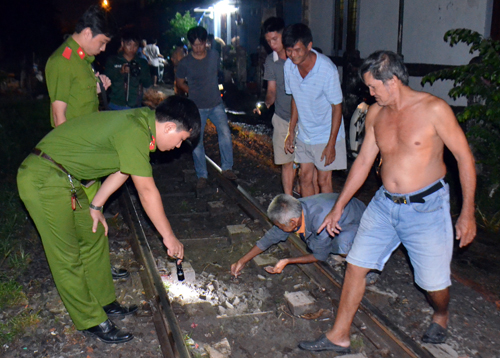 Người đàn ông ngồi trên đường ray bị tàu lửa tông tử vong