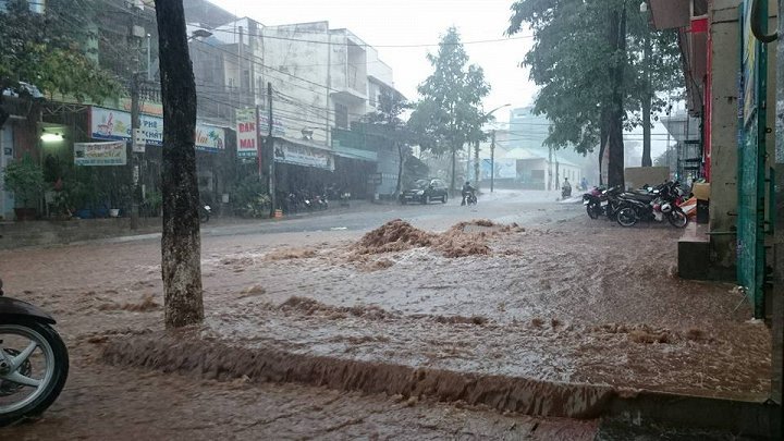 Mưa lớn đầu mùa, ô tô bơi như thuyền trên phố ở Gia Lai