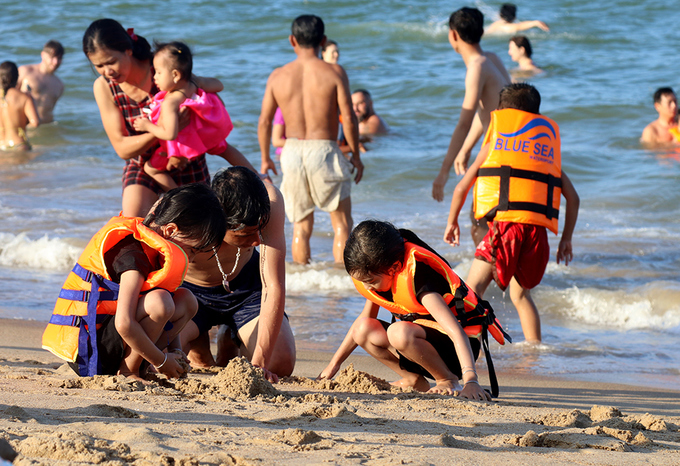 Bãi biển Nha Trang đông nghịt người dịp 30/4