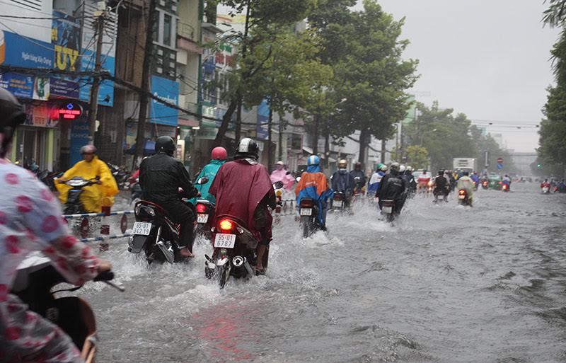 Mưa trắng trời, Cần Thơ chìm trong ‘biển nước’