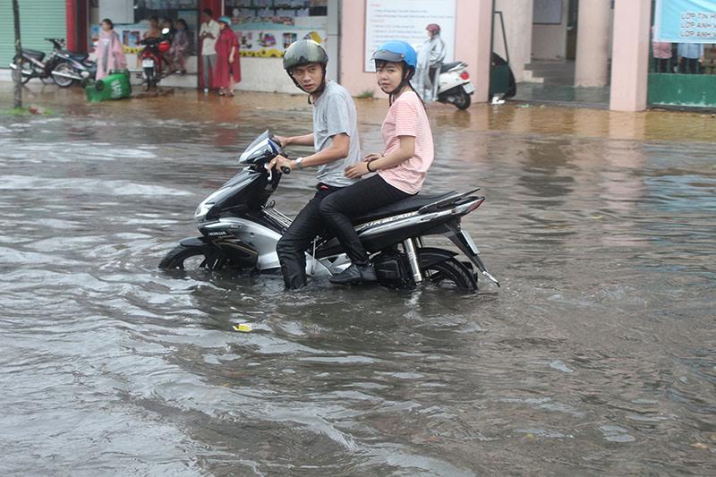 Mưa trắng trời, Cần Thơ chìm trong ‘biển nước’