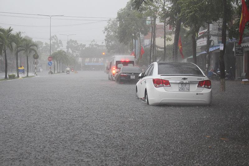 Mưa trắng trời, Cần Thơ chìm trong ‘biển nước’