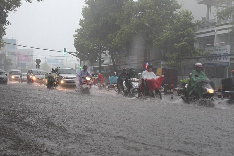 Mưa trắng trời, Cần Thơ chìm trong ‘biển nước’