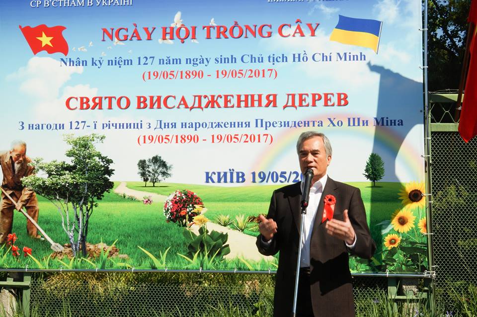 Phóng sự ảnh về ngày hội trồng cây kỷ niệm 127 năm ngày sinh Chủ tịch Hồ Chí Minh tại Kiev, Ucraina