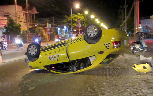 Taxi lật ngửa sau cú đâm liên tiếp, 4 người bị thương