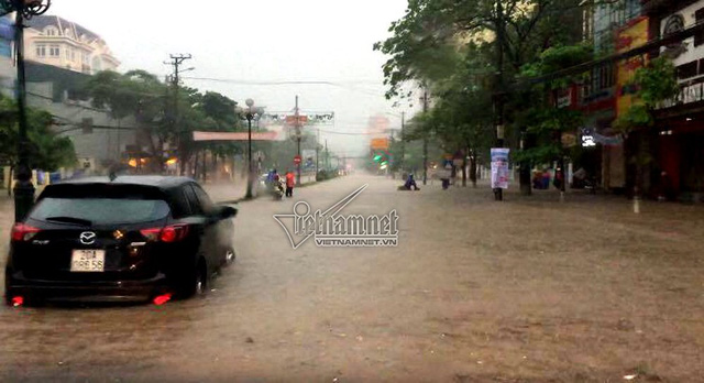 Mưa lớn, Thái Nguyên ngập mênh mông không còn thấy đường