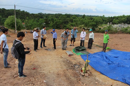 Tìm thấy bia mộ vợ vua triều Nguyễn tại công trường xây bãi xe