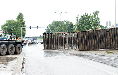 Xe container 'bay' qua dải phân cách, húc bẹp ôtô