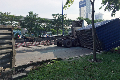 Container đè bẹp đuôi ôtô buýt, xe máy ở cầu Sài Gòn