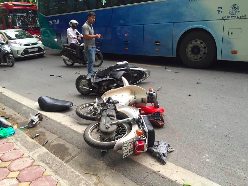 Hà Nội: Tai nạn liên hoàn, xe máy nằm ngổn ngang trên đường