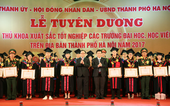 Tuyên dương 84 thủ khoa xuất sắc năm 2017