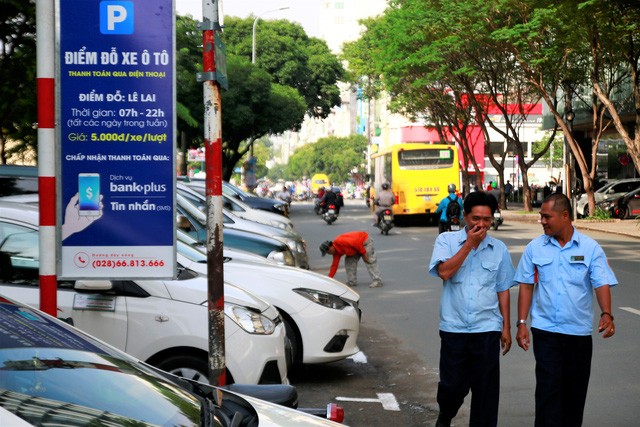 Thu phí đậu ô-tô qua điện thoại: Nhiều người còn bỡ ngỡ