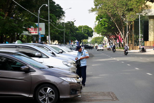 Thu phí đậu ô-tô qua điện thoại: Nhiều người còn bỡ ngỡ