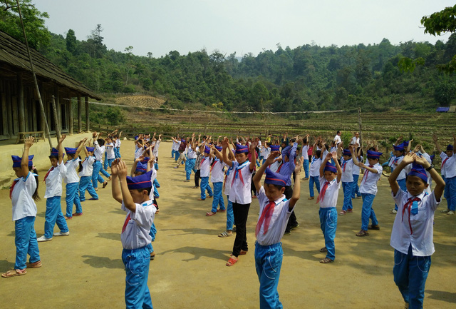 46 thầy giáo ở trường tiểu học Tri Lễ 4 và câu chuyện cổ tích "cõng chữ lên non"