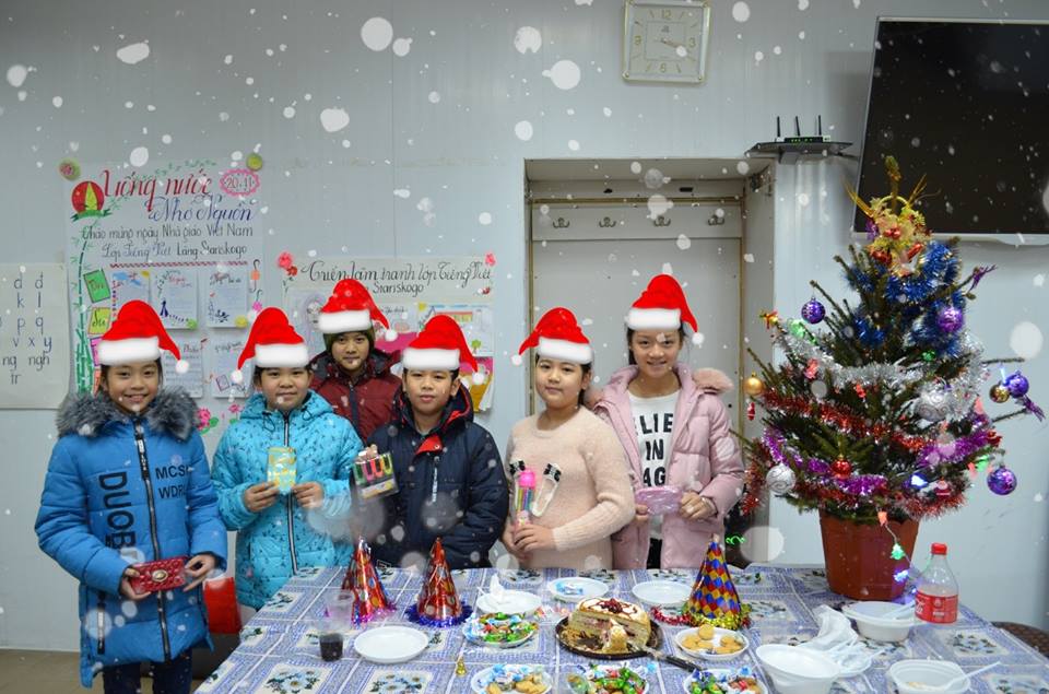 Cô giáo Hương Thơm đón Noel cùng các em học sinh làng Stariskogo