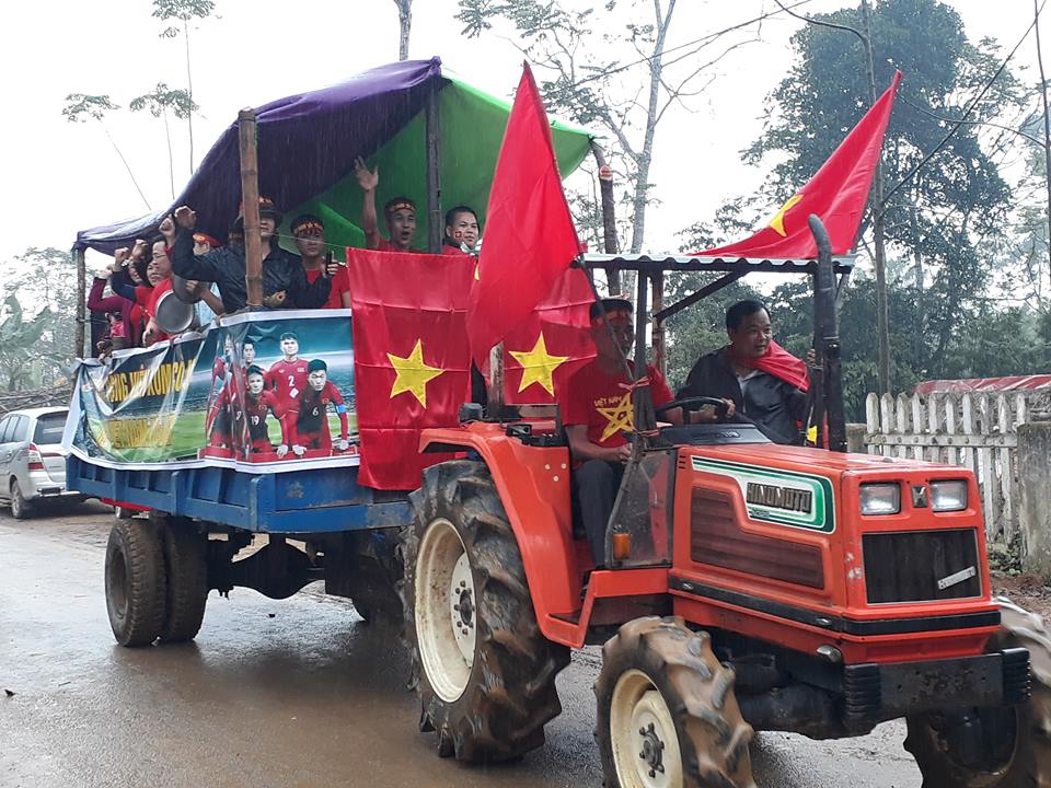 Nhà thủ môn Tiến Dũng mổ trâu, dân làng lái máy cày diễu hành