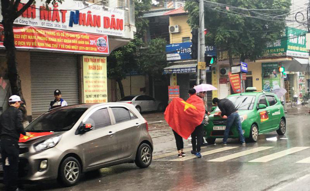 Người hâm mộ đội mưa "hành quân" đi cổ vũ