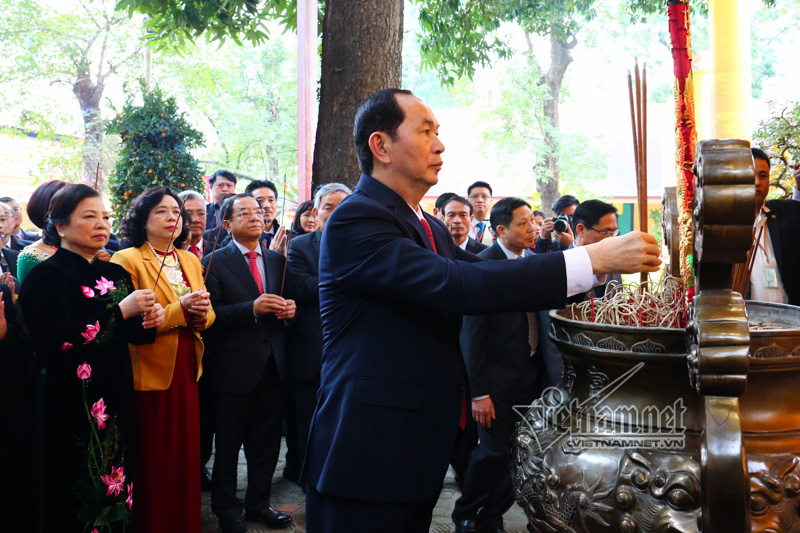 Chủ tịch nước cùng kiều bào thả cá tiễn ông Táo