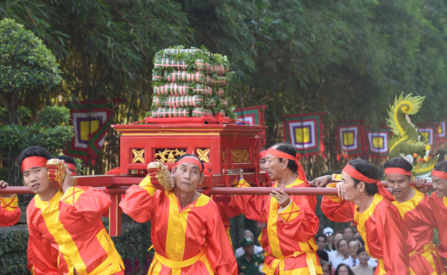 Dâng cúng bánh tét lên Quốc tổ Hùng Vương