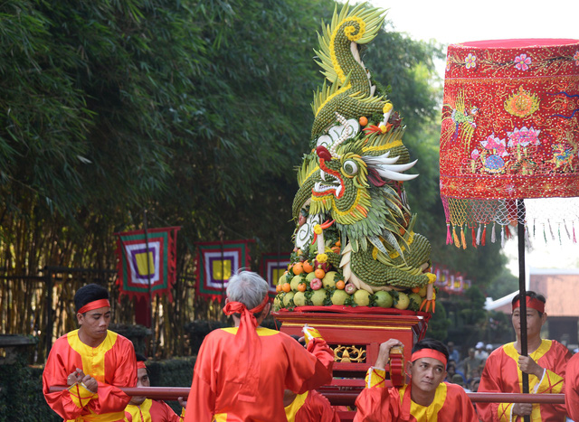 Dâng cúng bánh tét lên Quốc tổ Hùng Vương