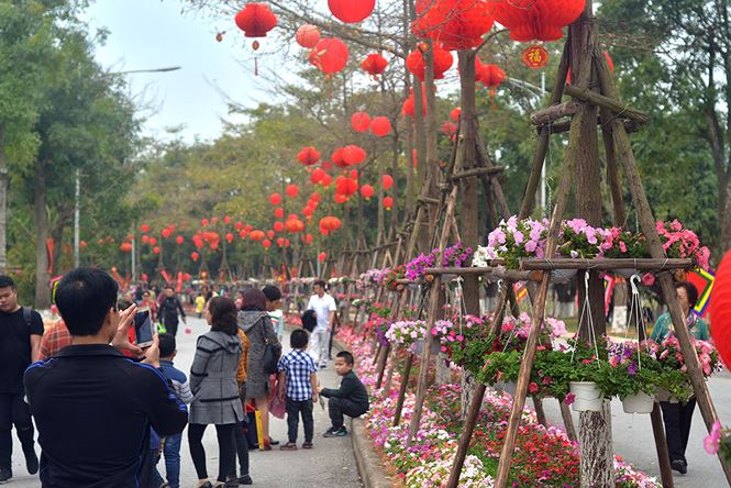 Hàng nghìn người chen chân ở Lễ hội Xuân ba miền tìm lại Tết xưa