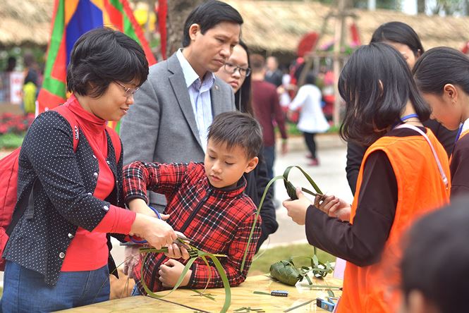 Hàng nghìn người chen chân ở Lễ hội Xuân ba miền tìm lại Tết xưa