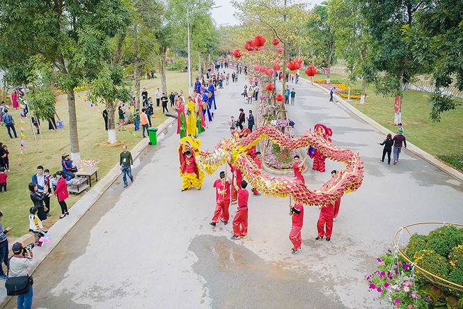 Hàng nghìn người chen chân ở Lễ hội Xuân ba miền tìm lại Tết xưa