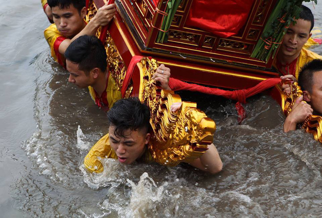 Hàng chục thanh niên trầm mình dưới nước lạnh, rước kiệu Thánh ở Thái Bình