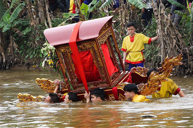 Hàng chục thanh niên trầm mình dưới nước lạnh, rước kiệu Thánh ở Thái Bình