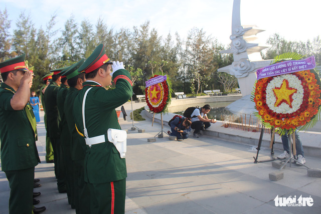 Lãnh đạo tỉnh Khánh Hòa và huyện Trường Sa tưởng niệm liệt sĩ Gạc Ma