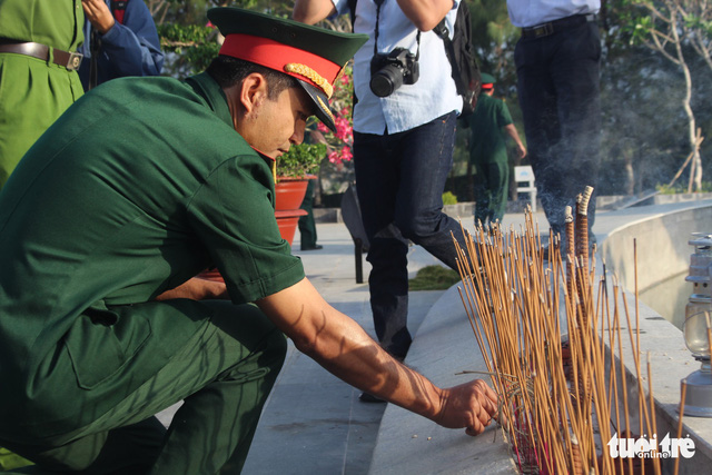 Lãnh đạo tỉnh Khánh Hòa và huyện Trường Sa tưởng niệm liệt sĩ Gạc Ma