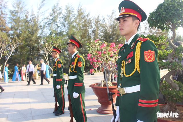 Lãnh đạo tỉnh Khánh Hòa và huyện Trường Sa tưởng niệm liệt sĩ Gạc Ma